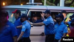 Daniel Ortega saluda a sus partidarios antes de asistir a un evento para conmemorar el 43º aniversario de la Revolución Sandinista, en Managua, Nicaragua, el 19 de julio de 2022. REUTERS/Maynor Valenzuela