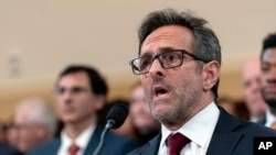 El enviado presidencial del Departamento de Estado para Asuntos de Rehenes, Roger Carstens, declara ante la Subcomisión de Asuntos Exteriores de la Cámara de Representantes sobre la situación de estadounidenses detenidos en el extranjero, el 13 de junio de 2024, en Washington.