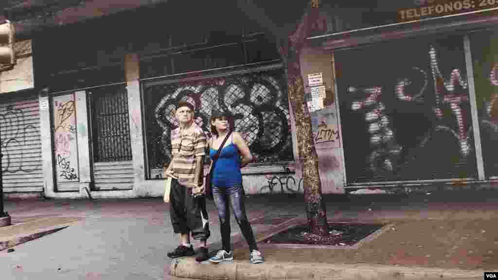 El fotógrafo Vasco Szinetar muestra en la series Los penitentes&nbsp; y Los caminantes la desesperanza de los venezolanos en las urbes del país. El deterioro social y el espacio y movimiento son captados por el artista. (Reproducción exhibición derechos de uso VOC)&nbsp;