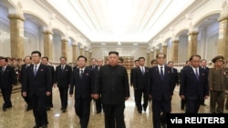 김정은 북한 국무위원장이 김일성 주석 사망 26주기를 맞아 금수산태양궁전에 방문한 모습을 북한 관영 조선중앙통신이 8일 공개했다. 