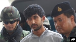 Polisi Thailand membawa Yusufu Mieraili (tengah), pria tersangka pemboman di Bangkok, Thailand hari Senin (7/9).
