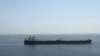 Sebuah kapal tanker tampak berlayar di Teluk Oman (foto: dok). Angkatan Laut Iran dilaporkan menyita sebuah kapal tanker pada hari Kamis (11/1). 