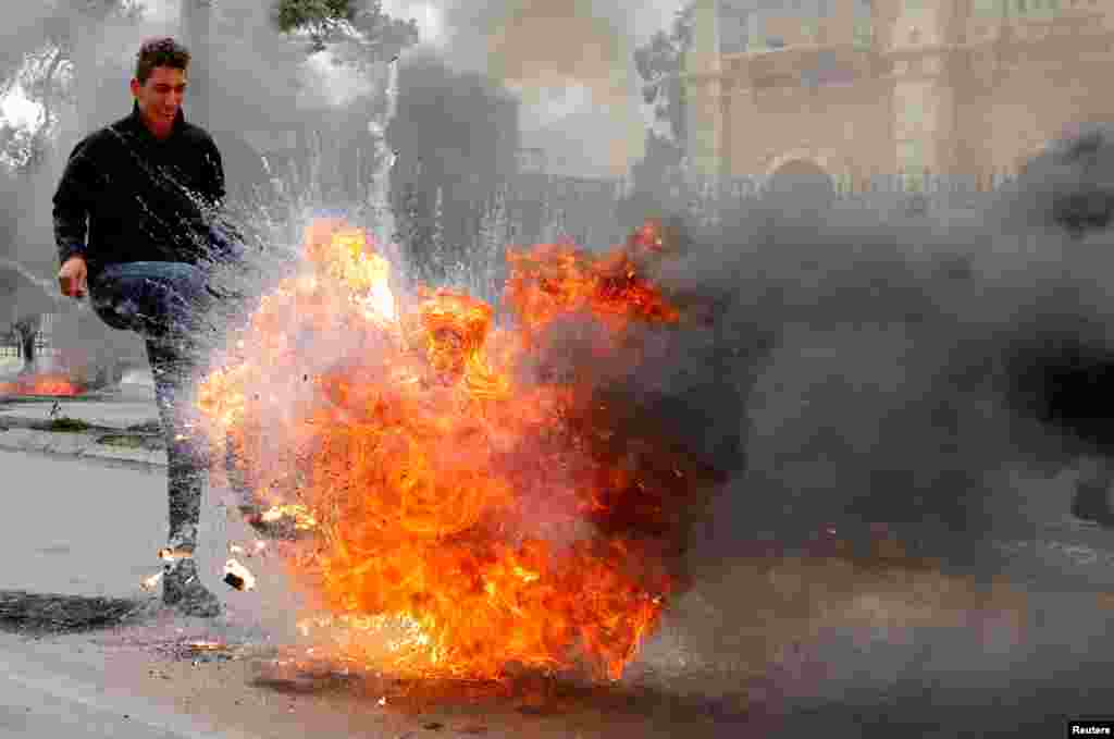 صدر ٹرمپ کے مجوزہ امن معاہدے کے تحت غیر منقسم یروشلم اسرائیل کا دارالحکومت ہو گا اور ابو دیس فلسطین کا دارالخلافہ کہلائے گا۔ امن منصوبے کے تحت اسرائیل اور فلسطین کے درمیان کھڑی کی گئی رکاوٹوں کو سرحد کا درجہ حاصل ہو گا۔