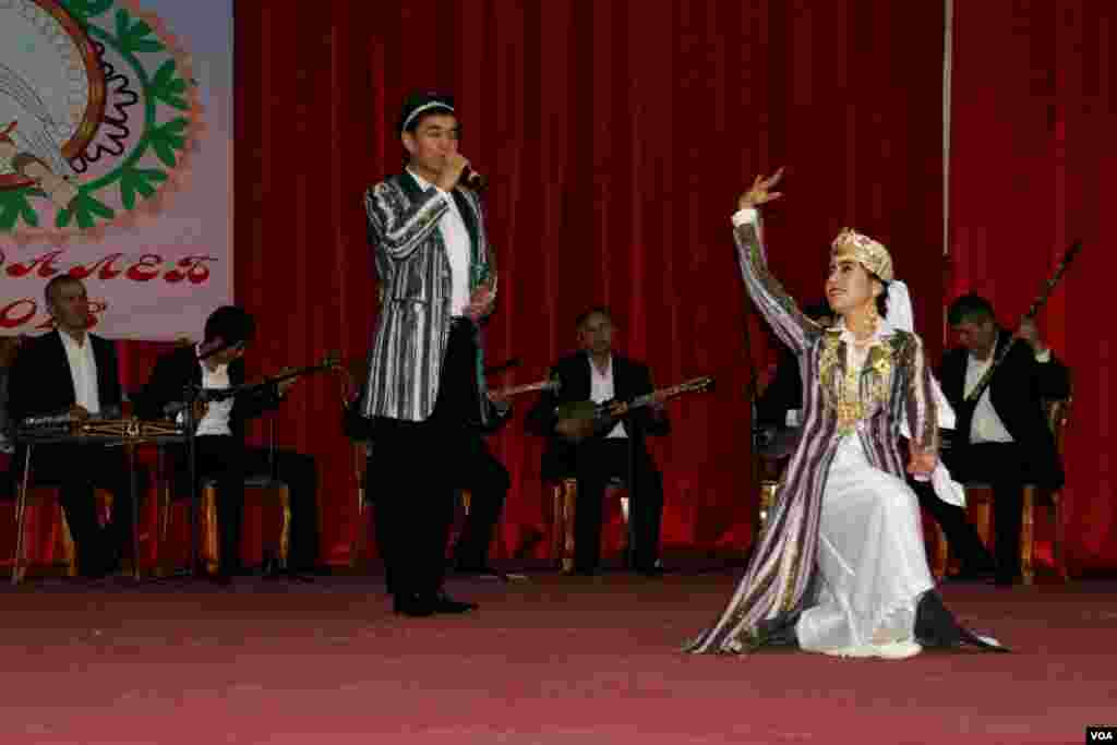Olimjon To'xtayev mumtoz qo'shiq kuylamoqda. 