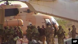 Picha hii inaonyesha mamluki wa Russia wa kundi la Wagner wakiingia ndani ya helikopta kaskazini mwa Mali. Picha ya AP