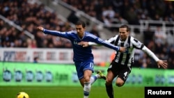 Pemain Chelsea Eden Hazard (kiri) dengan pemain Newcastle United, Yohan Cabaye dalam sebuah pertandingan. (Foto: Dok)