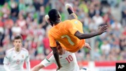 Victorien Angban de la Côte d’Ivoire tente une bicyclette face à Zoltan Gera de la Hongrie au cours d’un match amical à Budapest, Hongrie, 20 2016. 