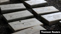 Las placas con los nombres de algunas víctimas de la invasión de Panamá en 1989.