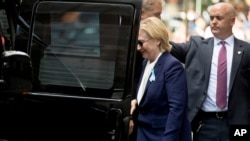 លោក​ស្រី​ Clinton ដើរ​ចូល​ក្នុង​ឡាន​មួយ​នៅ​ពេល​លោក​ស្រី​ចាក​ចេញ​ពី​អាផាតមិន​កាល​ពី​ថ្ងៃ​ទី​១១​កញ្ញា នៅ​បុរីញូវយ៉ក។ ក្រុម​អ្នក​ឃោសនា​បោះឆ្នោត​របស់​លោក​ស្រី​និយាយ​ថា លោក​ស្រី​បាន​ចាក​ចេញ​ដោយ​សារ​ឡើង​កម្ដៅ​ខ្លួន​ខ្លាំង។