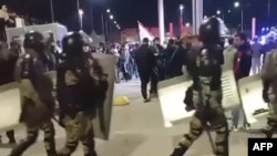 Policija na aerodromu u Dagestanu tokom upada propalestinskih demonstranata (AFP/Telegram/@askrasul)