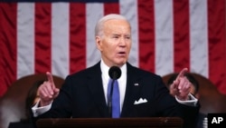 Shugaba Biden yayin da yake jawabin halin da kasa ke ciki a gaban gamayyar majalisun dokokin Amurka.