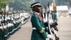 Un soldat tient un fusil lors d'un défilé à Lagos, au Nigeria, le 15 janvier 2017.