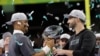 2025. Jalen Hurts iz Philadelphia Eaglesa i glavni trener Nick Sirianni slave trofejem Vince Lombardi nakon osvajanja Super Bowla LIX.