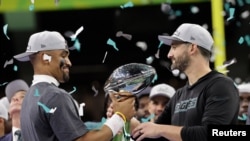 2025. Jalen Hurts iz Philadelphia Eaglesa i glavni trener Nick Sirianni slave trofejem Vince Lombardi nakon osvajanja Super Bowla LIX.