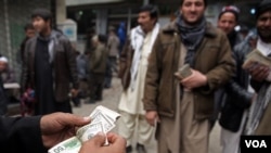 صرافان افغان می گویند که تهدیدهای امنیتی تنها متوجۀ جان آنان نبوده، بلکه اقاراب آنان نیز در معرض خطر قراردارند 