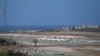 Vista de la pista de aterrizaje del Aeropuerto Internacional Simón Bolívar, en La Guaira. Archivo. (AP Photo/Matias Delacroix)