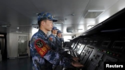 Tentara angkatan laut China bertugas di atas kapal induk Liaoning, saat melakukan perjalanan menuju pangkalan militer mereka di Sanya, provinsi Hainan, 30 November 2013 (Foto: dok). 