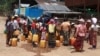 ARCHIVO - Esta foto tomada el 29 de abril de 2024 muestra a la gente de Kayah reunida en una entrega de agua potable de la organización benéfica Clean Yangon en un campamento para desplazados internos en el municipio de Demoso, en el estado de Kayah, en el este de Myanmar.