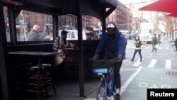 Los restaurantes de la ciudad de Nueva York, que ya habían preparado áreas exteriores para servir a sus clientes en medio de la pandemia de COVID-19, ahora sufrirán una tormenta de nieve.