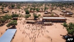 Une vue aérienne prise le 16 novembre 2020 montre l'école de Koum-Lakre, située à la périphérie de Kaya, bondée de personnes déplacées à l'intérieur du pays. (Photo by OLYMPIA DE MAISMONT / AFP)