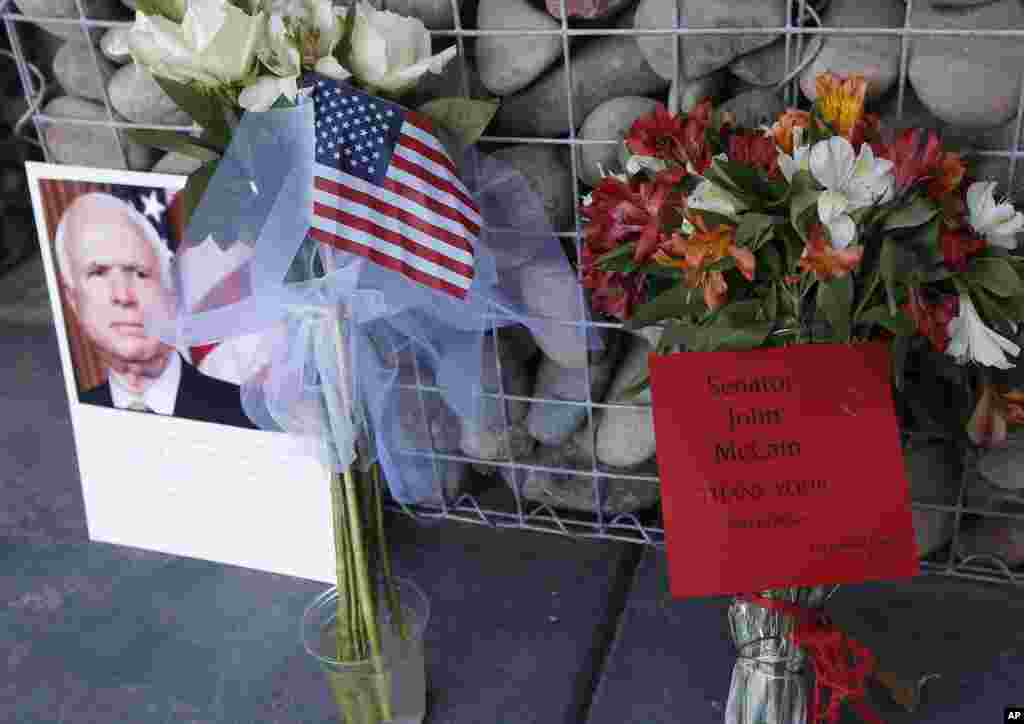 A makeshift memorial builds at the office of Arizona Republican Sen. John McCain, Aug. 26, 2018, in Phoenix.
