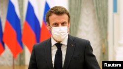 El presidente francés Emmanuel Macron viajó a Moscú el lunes, 7 de febrero de 2022 para reunirse con el presidente ruso, Vladimir Putin.