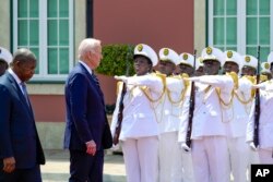 Američki predsjednik Joe Biden vrši smotru počasne garde sa predsjednikom Angole Joaom Lourenkom u predsjedničkoj palači u glavnom gradu Luandi, 3. decembra 2024. godine.