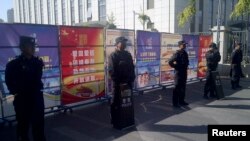 Polisi anti huru-hara berjaga di sebum pos pentagon di jalanan sekitar pengadilan saat berlangsungnya sidang Ilham Tohti di Urumqi, Xinjiang 17 September 2014 (Foto: dok). 