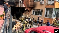 Los bomberos trabajan en local club nocturno incendiado en Estambul, Turquía, el martes 2 de abril de 2024. El siniestro en el sitio en renovaciones el martes mató al menos a 27 personas, dijeron funcionarios e informes.