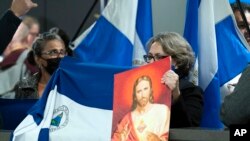 Partidarios de los presos políticos nicaragüenses cantan en el Aeropuerto Internacional Washington Dulles, en Chantilly, Virginia, el jueves 9 de febrero de 2023. (Foto AP/José Luis Magaña)