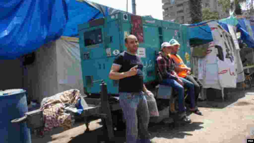 Generator sebagai cadangan jika pemerintah memutus aliran listrik ke kamp demonstran di Kairo (12/8). (VOA/E. Arrott)