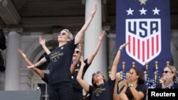 10 de julio de 2019; Nueva York, Nueva York; La delantera del equipo nacional de fútbol femenino de EE. UU., Megan Rapinoe (15), posa con sus compañeras de equipo en el ayuntamiento de la ciudad de Nueva York. Brad Penner-USA TODAY Sports