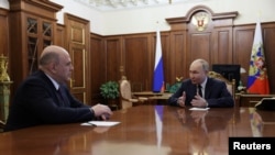 El presidente ruso Vladimir Putin se reúne con Mikhail Mishustin en el Kremlin en Moscú, Rusia, el 10 de mayo de 2024. Sputnik/REUTERS