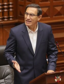 Imagen del folleto difundido por la Presidencia peruana que muestra al presidente Martín Vizcarra presentando una declaración en el Congreso donde enfrenta un juicio político, en Lima el 18 de septiembre de 2020.