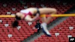 Seorang atlet perempuan Rusia tampil dalam nomor lompat tinggi pada kejuaraan atletik dunia "IAAF World Challenge" di Beijing, Mei tahun 2014 (Foto: dok). 