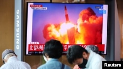 韩国首尔民众在观看电视新闻播放朝鲜试射弹道导弹的报道。（2021年9月15日）