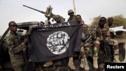 Sojojin Najeriya rike da tutar 'yan Boko Haram da suka kwato 