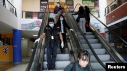 Pasajeros y trabajadores en el Aeropuerto El Alto en La Paz, Bolivia, usan mascarillas tras el brote de coronavirus el 11 de febrero de 2020. [Archivo] 