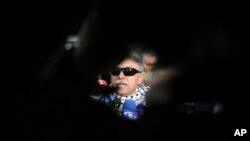 El excombatiente de las FARC, Jesús Santrich, habla con los medios de comunicación en Bogotá, el 12 de junio de 2019.