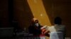 Un trabajador recibe una dosis contra el COVID-19 en una fábrica en Sumedang, Indonesia, el 5 de agosto de 2021. Existe una creciente preocupación por el impacto de una nueva oleada del virus en la economía mundial.