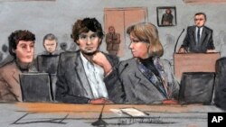 Sketsa gambar menunjukkan: Dzhokhar Tsarnaev (tengah) didampingi dua pengacaranya Miriam Conrad (kiri) dan Judy Clarke dalam pengadilan di Boston (foto: dok).