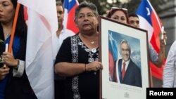 Simpatizantes del expresidente de Chile, Sebastián Piñera, se reúnen en la sede de su partido Renovación Nacional, después de que muriera en un accidente de helicóptero. En Santiago de Chile, el 6 de febrero de 2024.