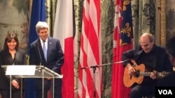 Mayor Paris Anne Hidalgo dan Menlu AS John Kerry mendengarkan lagu yang dibawakan oleh James Taylor di Balai Kota Paris dalam rangka mengenang korban teror di Paris (16/1) (Foto: Pam Dockins/VOA)