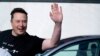 ARCHIVO - El director ejecutivo de Tesla, Elon Musk, saluda al salir de la Gigafábrica de automóviles eléctricos de Tesla después de una visita a Gruenheide, cerca de Berlín, Alemania, el 13 de marzo de 2024.