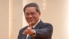 ARCHIVO - El primer ministro chino, Li Qiang, asiste a una reunión con el presidente del Banco Asiático de Desarrollo (BAD), Masatsugu Asakawa, sin ser visto, en el Gran Salón del Pueblo de Beijing, el 11 de julio de 2023.