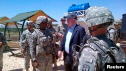 美國參議員麥凱恩5月27日在土耳其南部美軍軍營探望軍人。(圖片由麥凱恩推特提供)