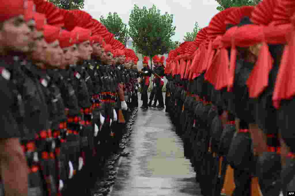 Para kadet Angkatan Darat India dari negara bagian Jammu dan Kashmir mengambil bagian dalam parade di Srinagar, Kashmir-India.