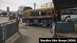 Des ''cars rapides'' à la gare de Lat Dior, à Dakar, au Sénégal, le 21 mai 2017. (VOA/Seydina Aba Gueye)