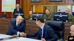 Presiden Rusia Vladimir Putin (kiri) bertemu dengan Presiden Suriah Bashar Assad (tengah) di Damaskus, Suriah, 7 Januari 2020. 