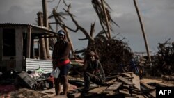 Una pareja espera ayuda en Haulover, una comunidad a 41 km al sur de Bilwi, en la Región Autónoma del Caribe Norte, Nicaragua, el 28 de noviembre de 2020, días después del paso del huracán Iota. Inti OCON / AFP)
